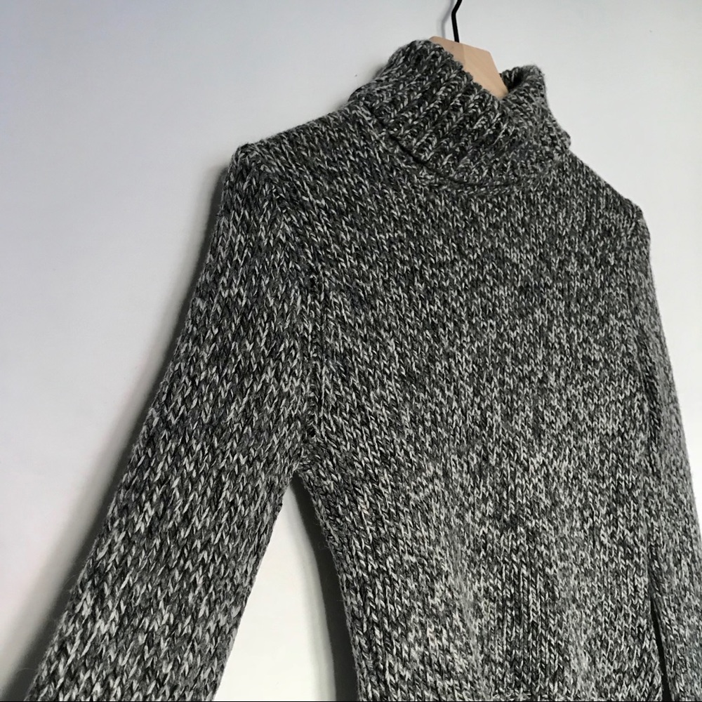 SO GSGC Cropped Grey Woven Sweater ✨